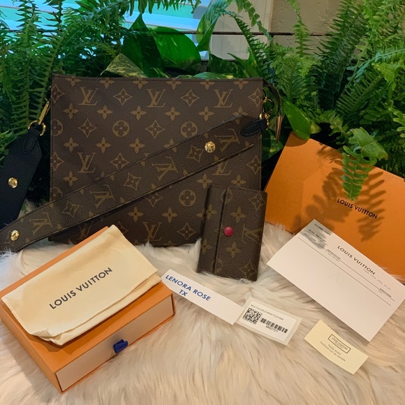 Louis Vuitton Accessories - ✨🥀✨Louis Vuitton 6 ring Key chain Fuchsia